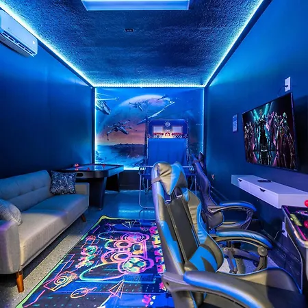 Home 6Bed , Themed Rooms, Game Room, Storey Lake